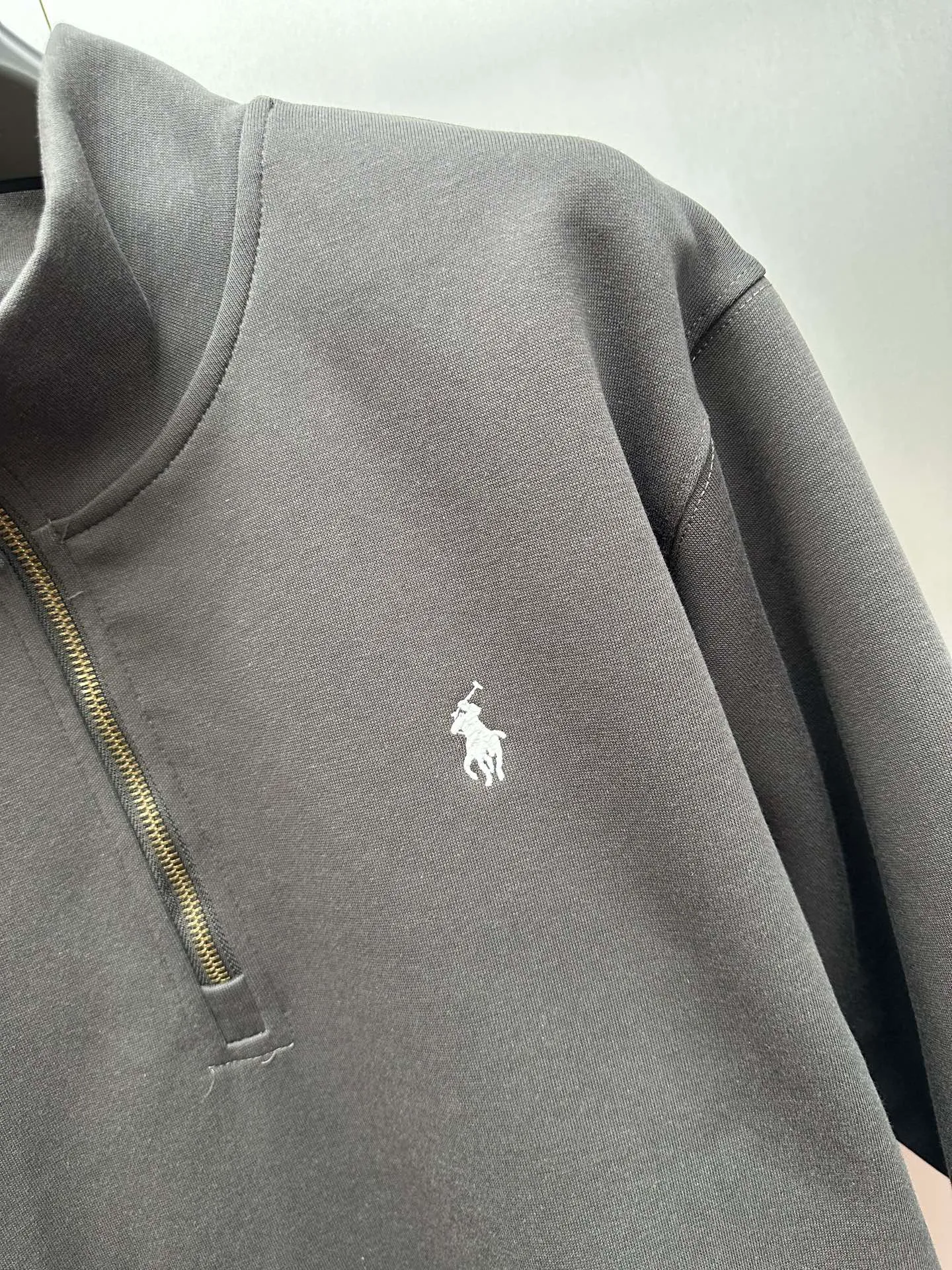 P250 Ralph Lauren/Ralph Lauren classic small logo embroidered turtleneck half-zip sweatshirt, simple and versatile ~ super delicate and soft, close to the body without being tied. Perfectly reflects the brand's sense of superiority. The cut is standard, comfortable to stretch, unrestricted in movement, and highly practical to wear. Classic and simple style, with pony embroidery pattern on the chest, imported machines, three-dimensional and full. Original Polo brass zipper, three-dimensional windproof lapels, taking into account warmth and cool lines, full of coolness, half-open lazy mode. The fit is loose, whether worn alone or layered, you can wear different styles of fashion with just one piece. Color: black, white, gray, brown, navy. Size: S-xL